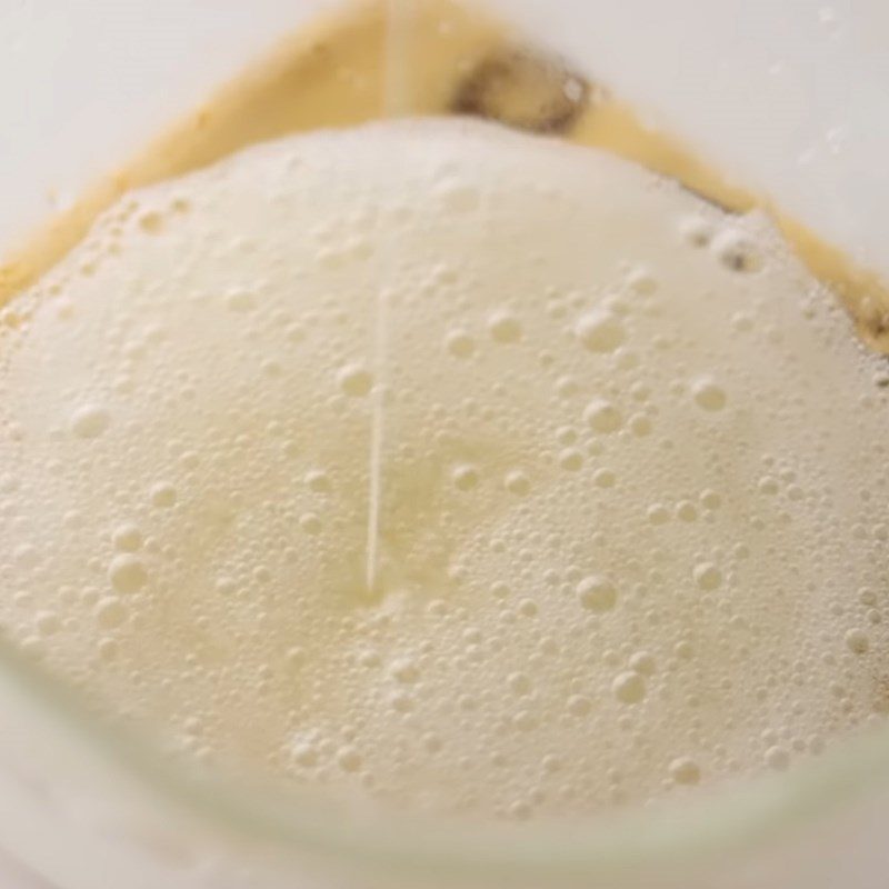 Step 1 Beat the egg whites for caramel milk pudding