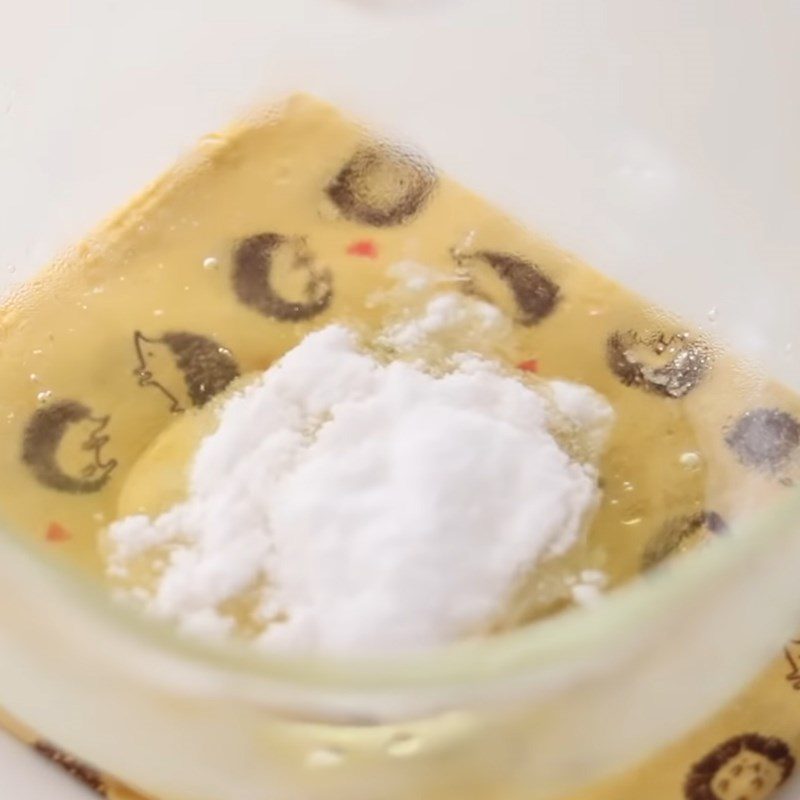 Step 1 Whip egg whites for caramel milk pudding