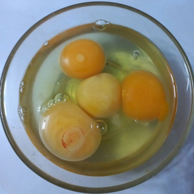 Step 2 Beat the egg yolks Fried sausage egg (recipe shared by the user)