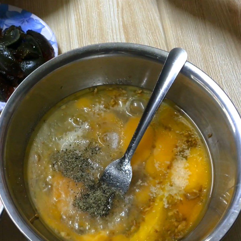 Step 3 Whisk the eggs Steamed eggs with straw mushrooms salted eggs