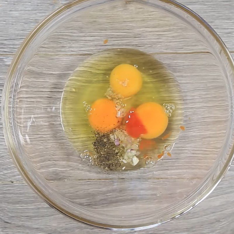 Step 2 Beat the Eggs for Fried Eggs with Mugwort