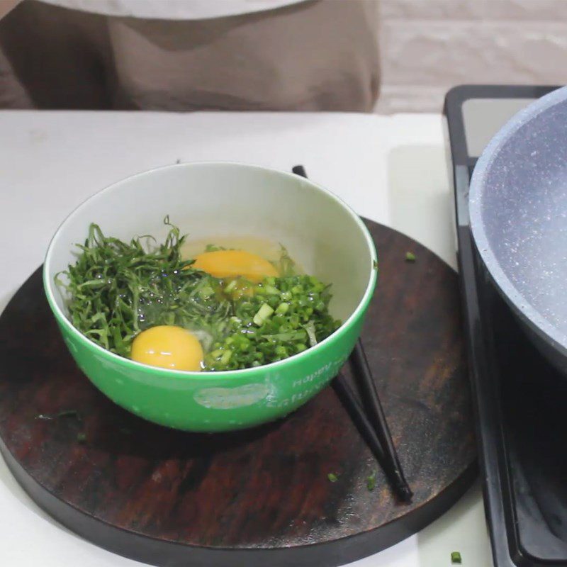 Step 2 Whisking Eggs Fried Eggs with Vietnamese Prickly Leaf