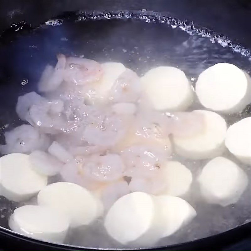 Step 4 Boil soft tofu and shrimp Soft tofu stir-fried with shrimp