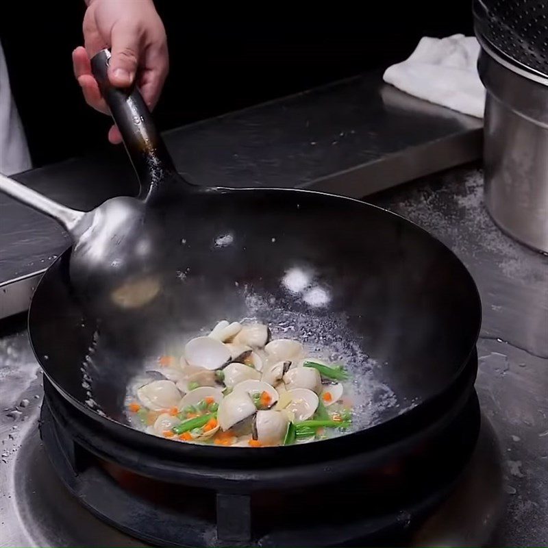 Step 5 Stir-fry the ingredients Soft tofu stir-fried with shrimp