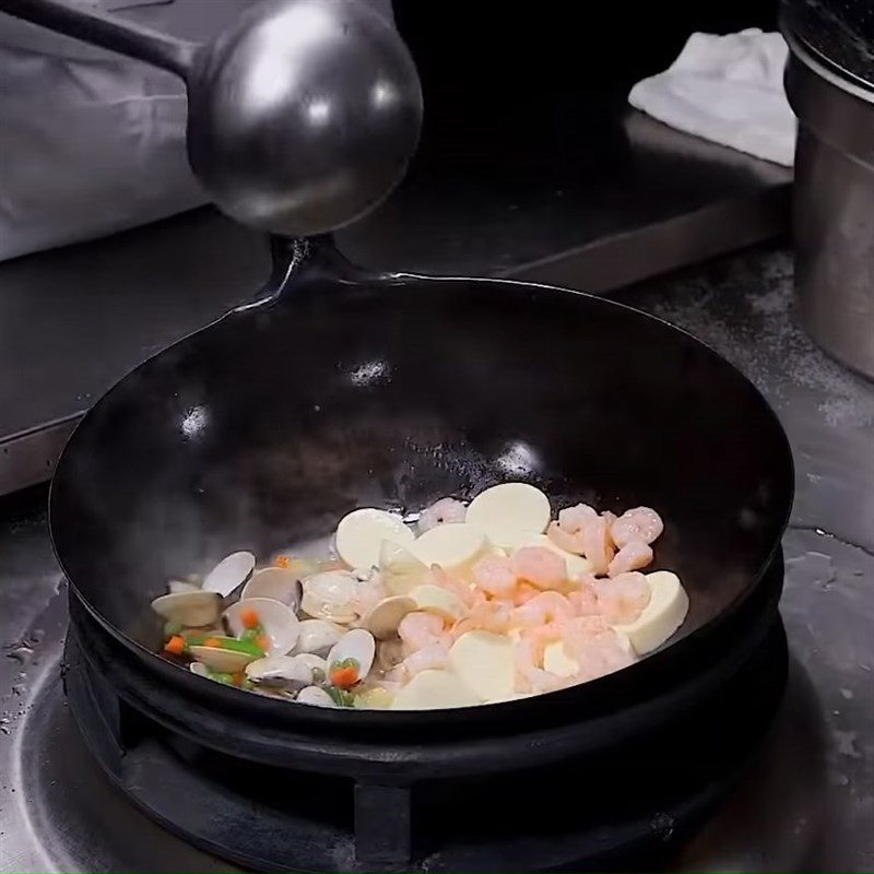 Step 5 Stir-fry the ingredients Soft tofu stir-fried with shrimp