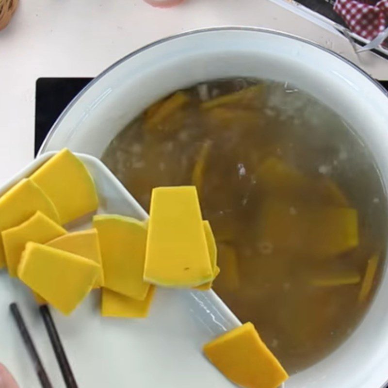 Step 3 Cook the pumpkin for Pumpkin Soup with minced meat