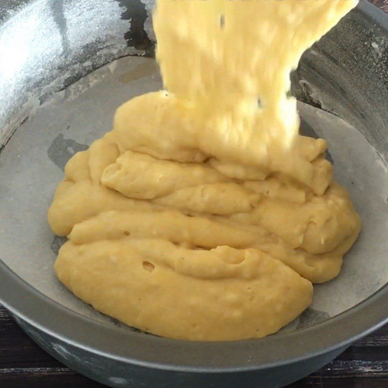Step 3 Pouring into the mold and baking the cake Corn bread