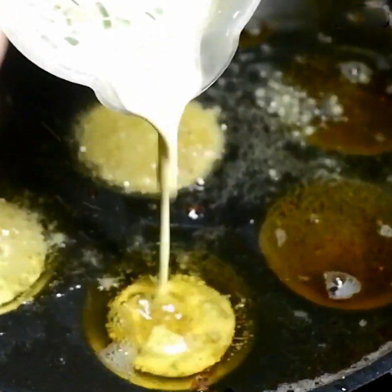 Step 5 Pour the cake Banh can Da Nang