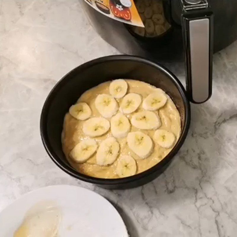 Step 3 Pour the banana almond cake mixture into the air fryer