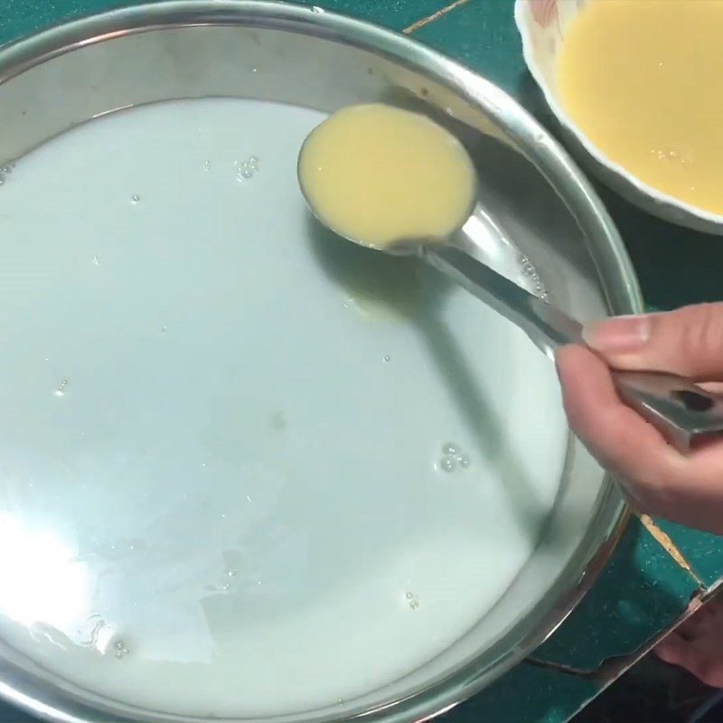 Step 5 Pouring 3 layers of jelly Green bean jelly with pandan leaves