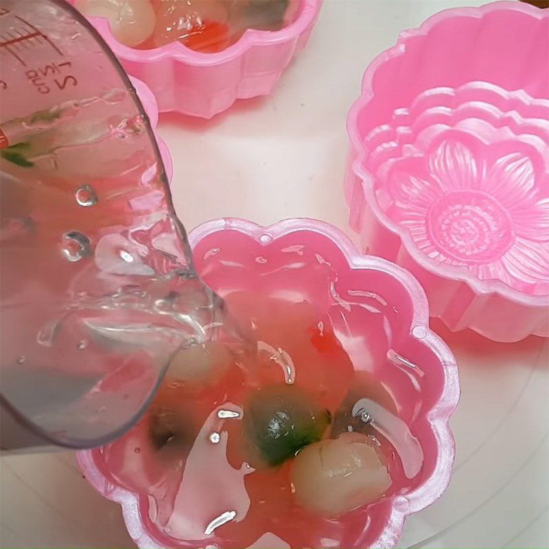 Step 4 Pouring into molds for three-color longan jelly