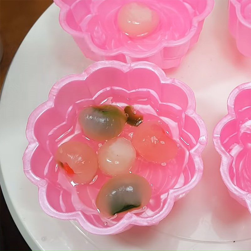 Step 4 Pouring into molds for three-color longan jelly