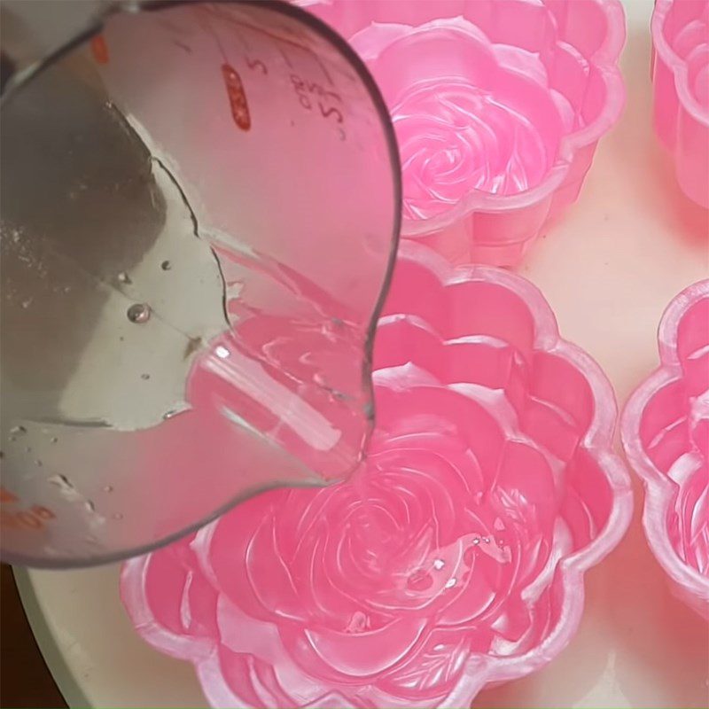 Step 4 Pouring into molds for three-color longan jelly