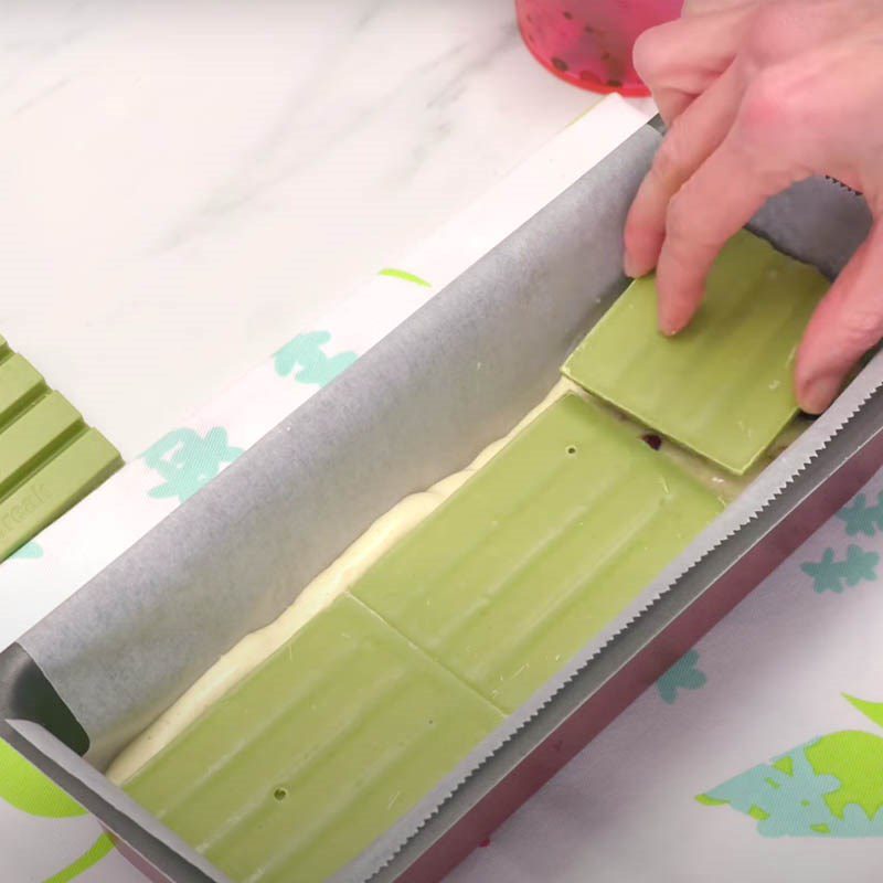 Step 1 Pouring the ice cream mold Matcha Green Tea Kit Kat Ice Cream