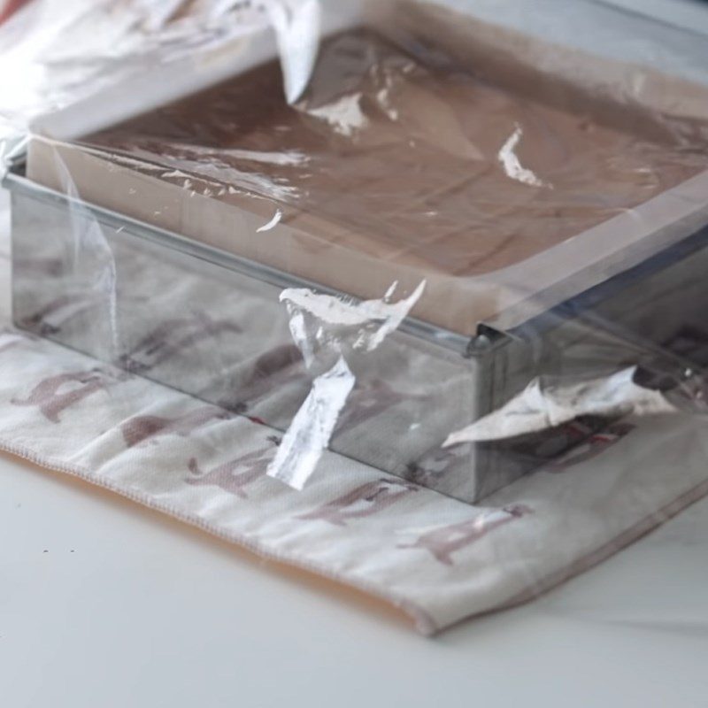 Step 5 Pouring the cream into the mold Tiramisu cream sandwich cookies