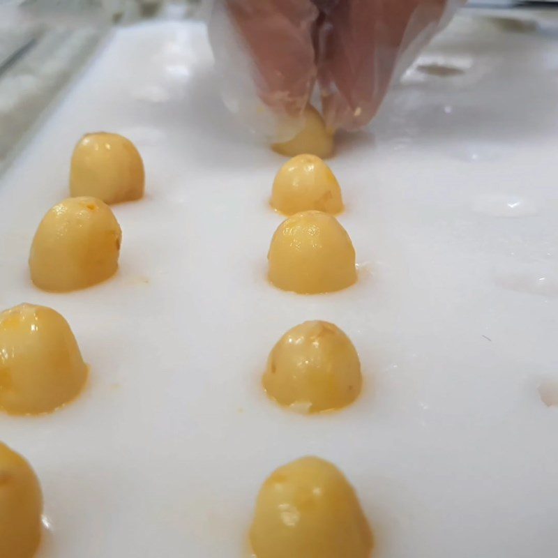 Step 6 Pouring the coconut jelly and finishing Pumpkin jelly with lotus seeds