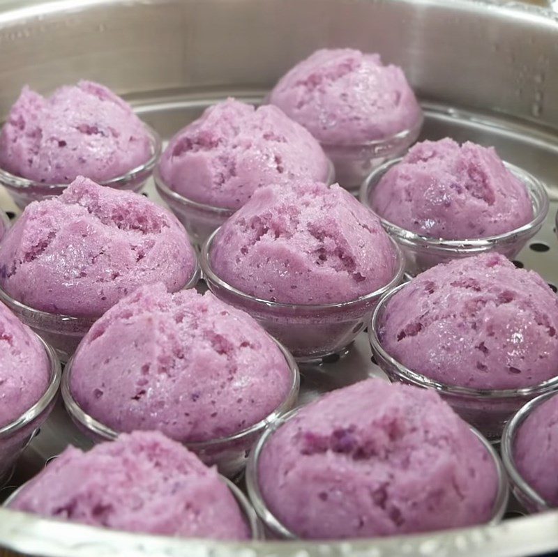 Step 4 Pouring the mold and steaming purple sweet potato sponge cake