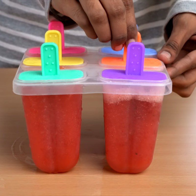 Step 3 Pouring into the mold and freezing Strawberry popsicle