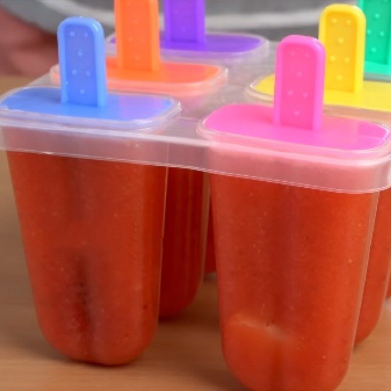 Step 3 Pouring into the mold and freezing Strawberry popsicle