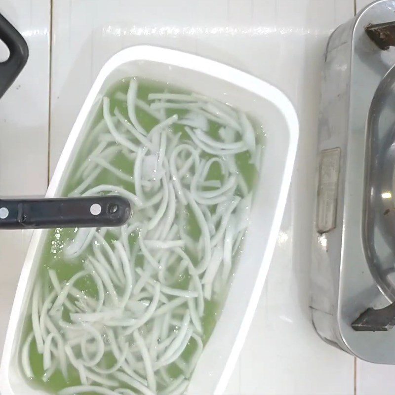 Step 4 Pour into molds and solidify the jelly Coconut jelly with coconut milk and pandan leaves