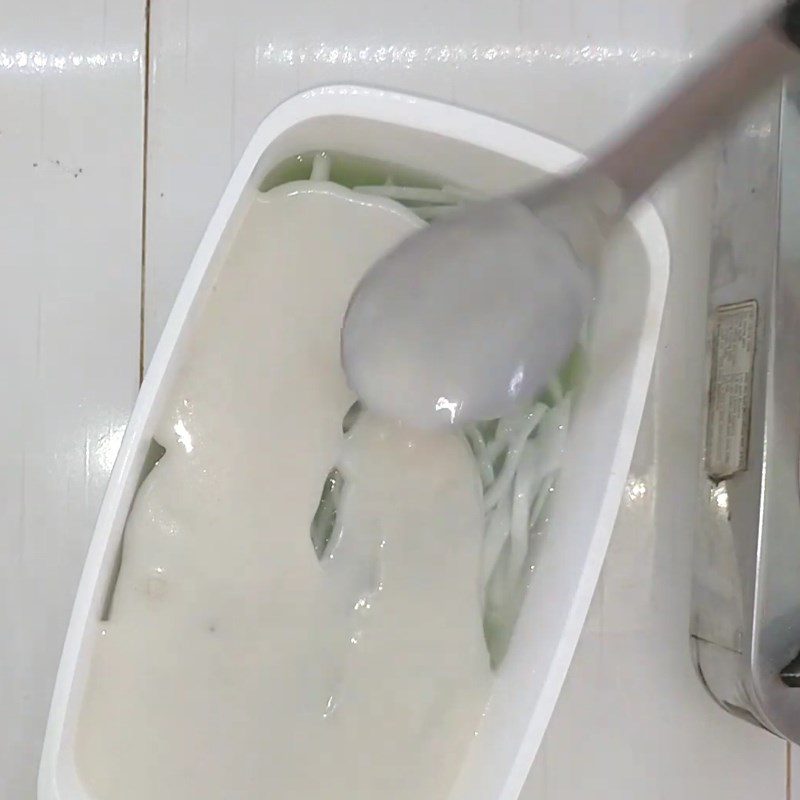 Step 4 Pour into molds and solidify the jelly Coconut jelly with coconut milk and pandan leaves