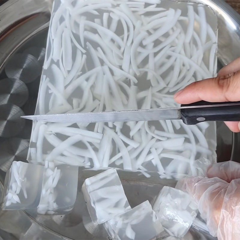 Step 4 Pouring into molds and setting the jelly Coconut jelly strands