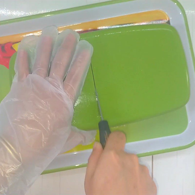 Step 4 Pour into molds and solidify the jelly Coconut jelly with coconut milk and pandan leaves