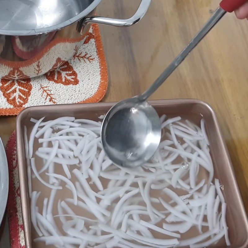 Step 4 Pouring into molds and setting the jelly Coconut jelly strands