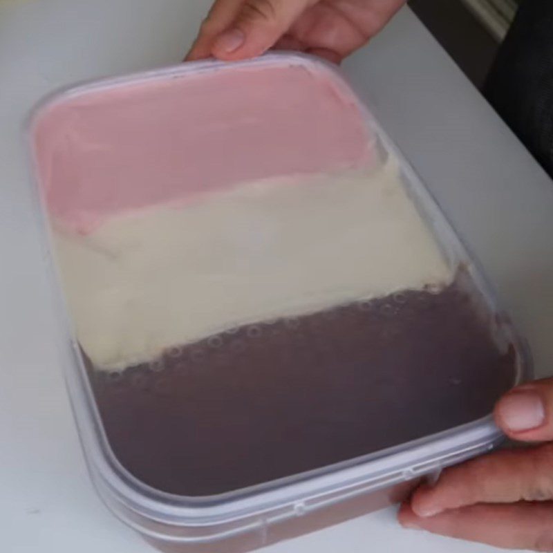 Step 3 Pouring the mold and chilling Neapolitan ice cream