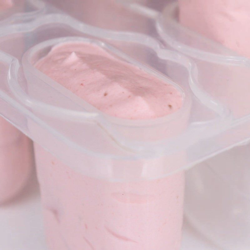 Step 4 Pouring into molds and chilling Strawberry chocolate-coated popsicle