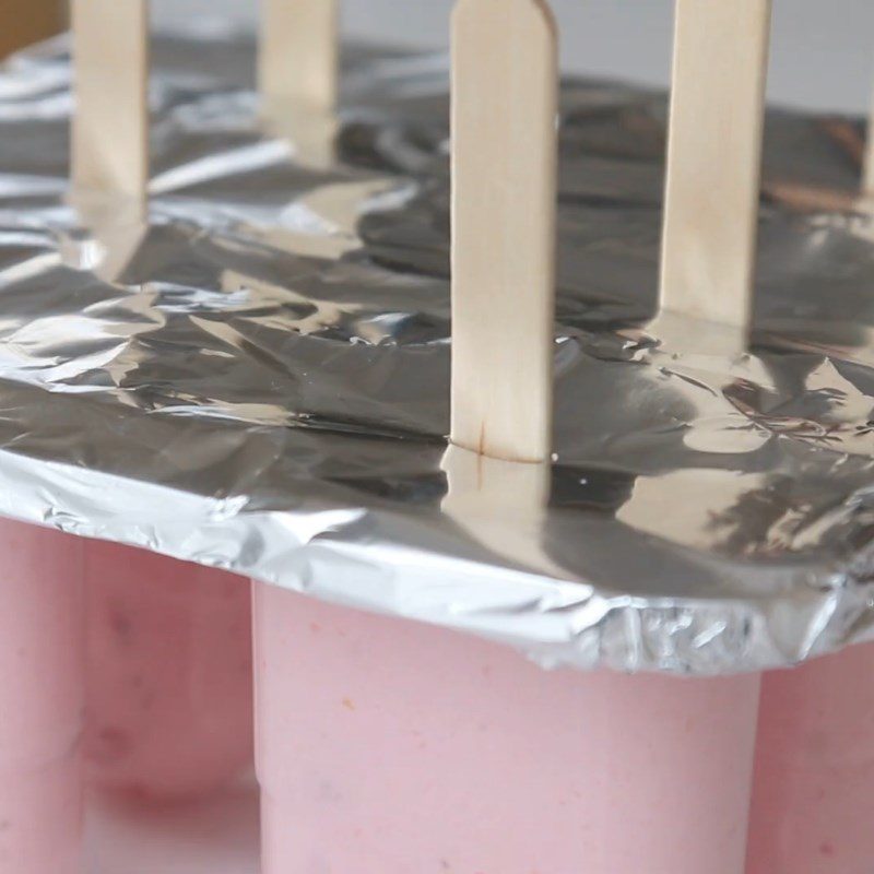 Step 4 Pouring the mold and cooling Strawberry chocolate-covered ice cream