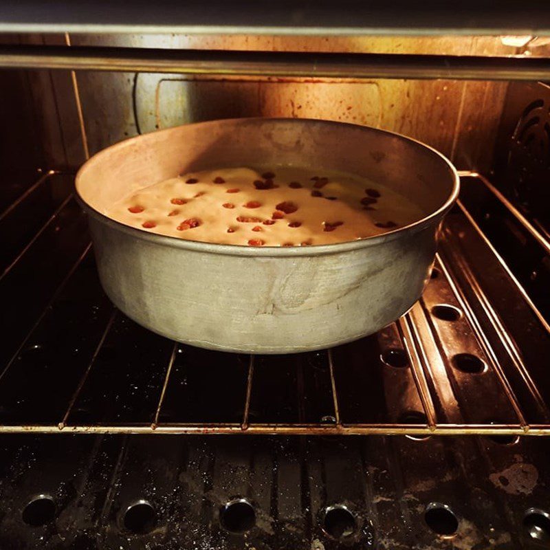 Step 4 Pouring and Baking the Cake Butter Raisin Sponge Cake (recipe shared by a user)