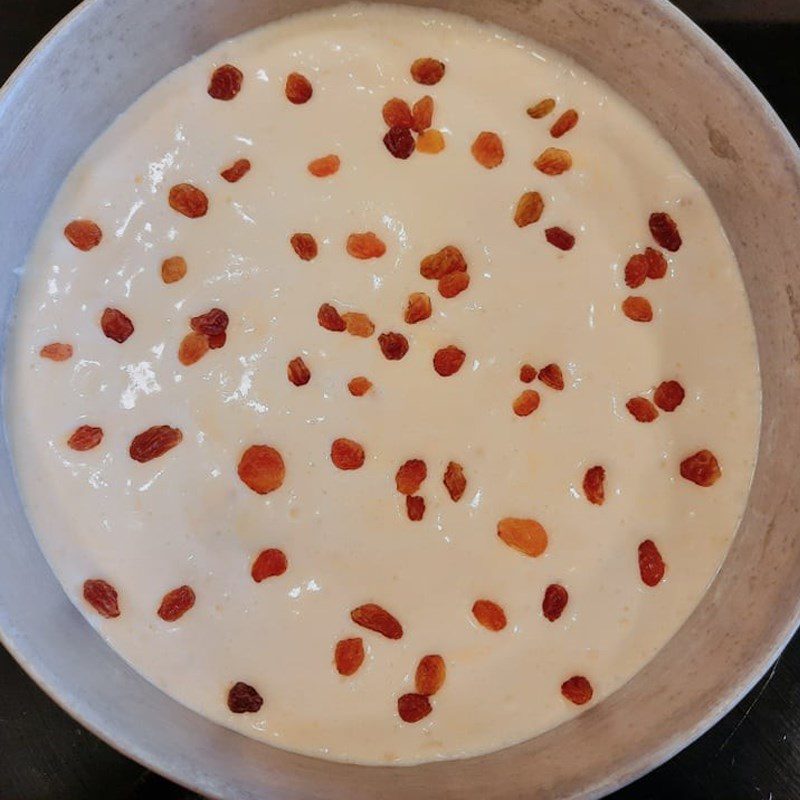 Step 4 Pouring and Baking the Cake Butter Raisin Sponge Cake (recipe shared by a user)