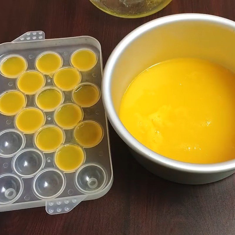 Step 3 Pouring passion fruit jelly Passion fruit jelly