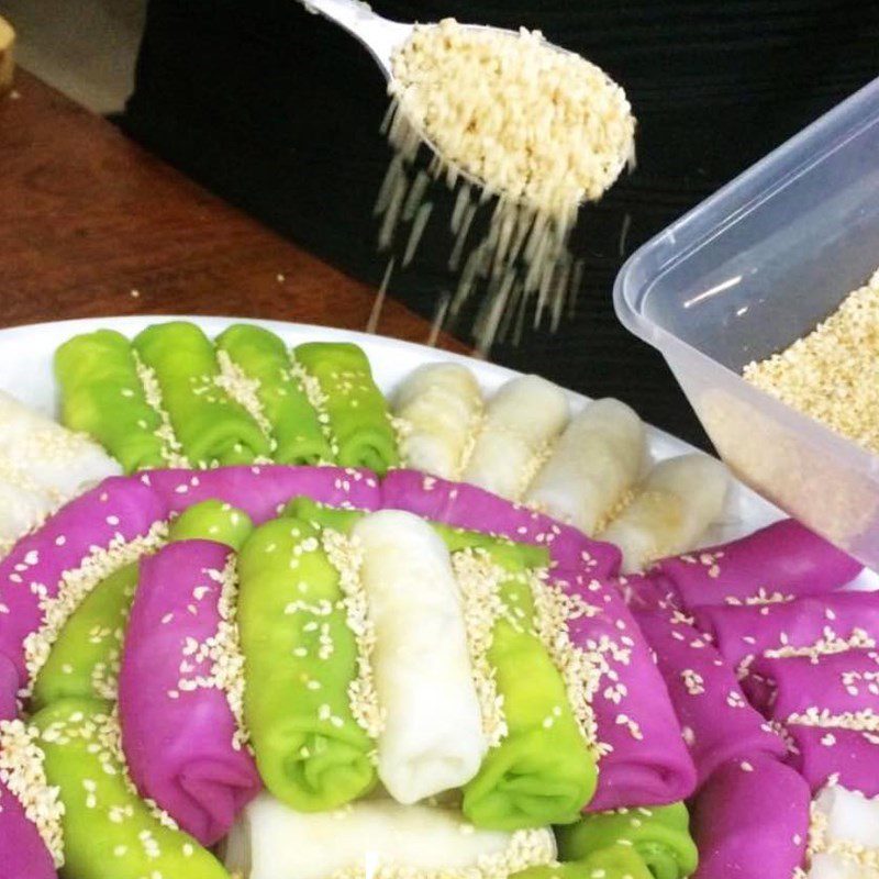 Step 5 Pouring and rolling the cake for Southwestern sweet rice rolls