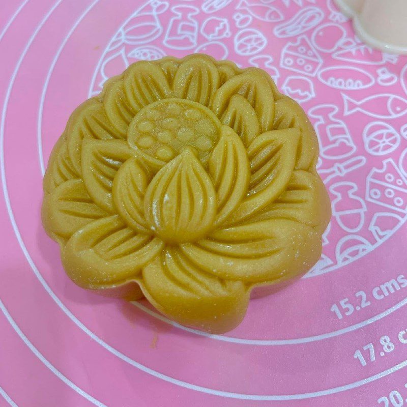 Step 5 Shaping the Mooncake with mung bean filling