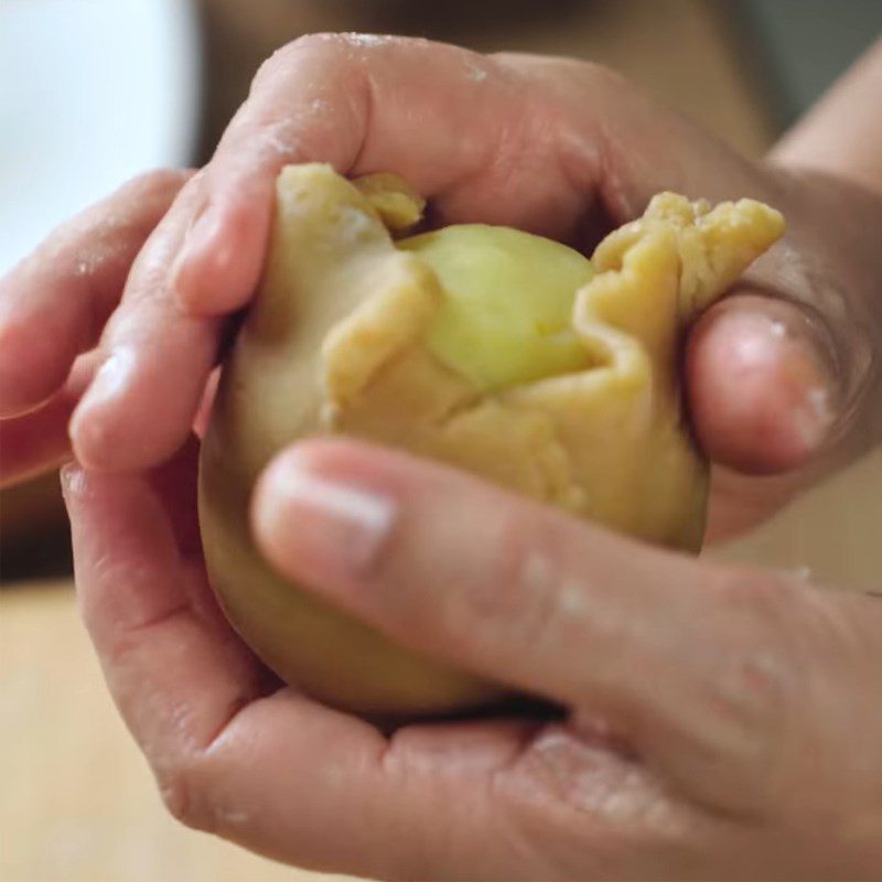 Step 5 Assembling the Mooncake with mung bean and salted egg filling