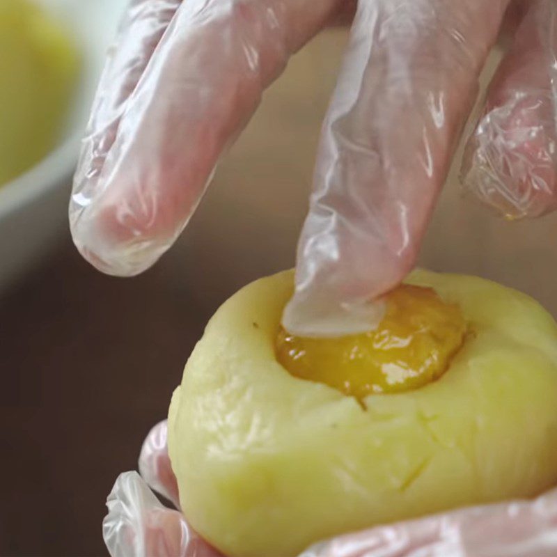 Step 5 Assembling the Mooncake with mung bean and salted egg filling