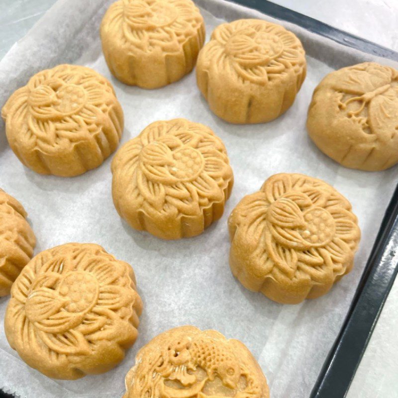 Step 5 Shaping the Mooncake with mung bean filling