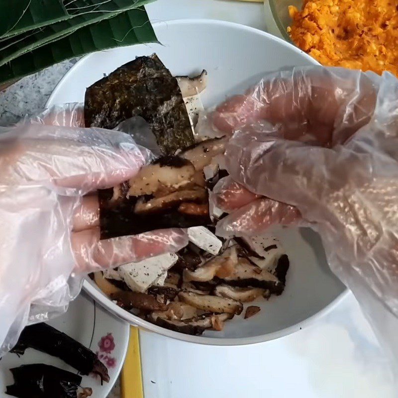 Step 4 Wrap the salted duck egg for vegetarian salted duck egg