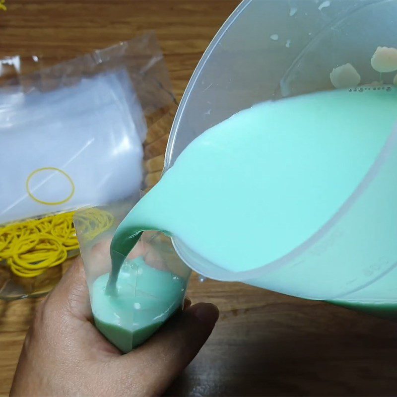 Step 3 Fill the bags and freeze the mint syrup ice cream