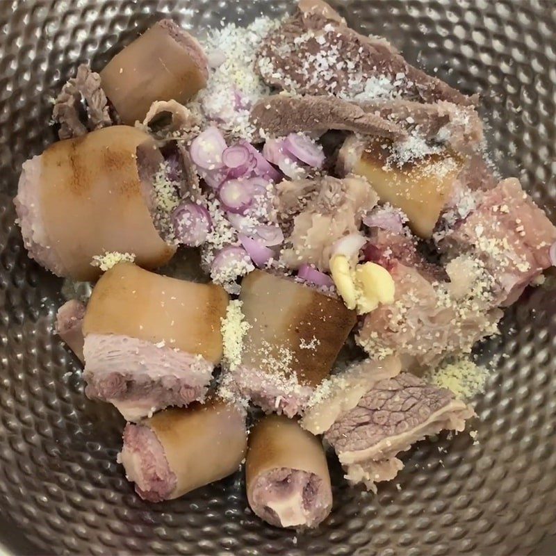 Step 3 Marinate the beef tail and beef Beef tail stewed with papaya
