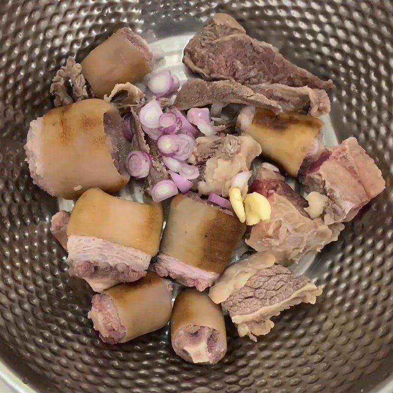 Step 3 Marinate the beef tail and beef Beef tail stewed with papaya