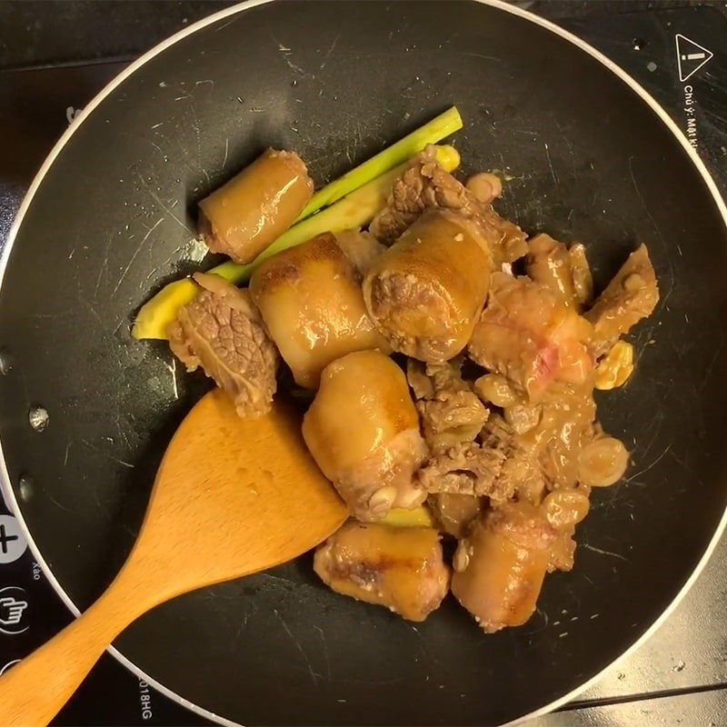 Step 4 Stir-fry the oxtail and beef Oxtail stew with papaya