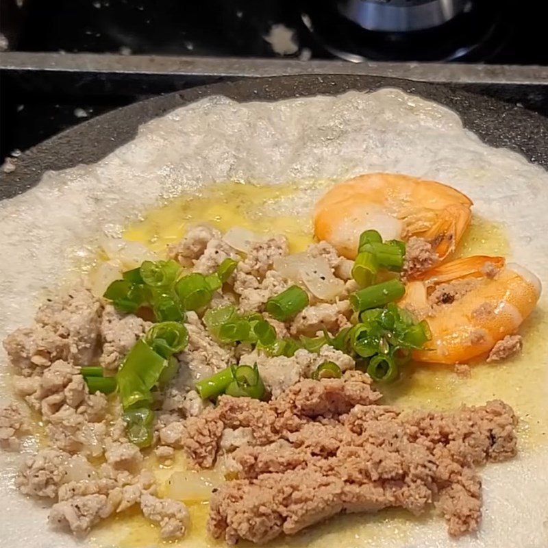 Step 3 Press the cake for Hue's shrimp cake using the mold