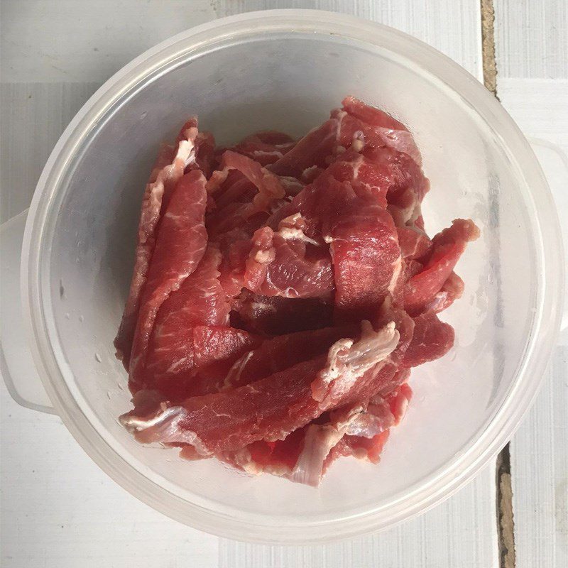 Step 1 Prepare the ingredients for Stir-fried Pineapple Beef (recipe shared by a user)