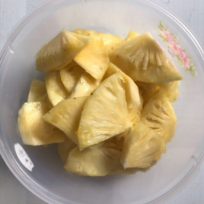 Step 1 Prepare the ingredients for Stir-fried Pineapple Beef (recipe shared by a user)