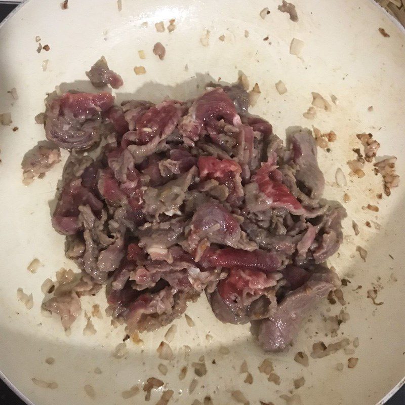 Step 2 Sauté the beef briefly Beef sautéed with pineapple (recipe shared by a user)