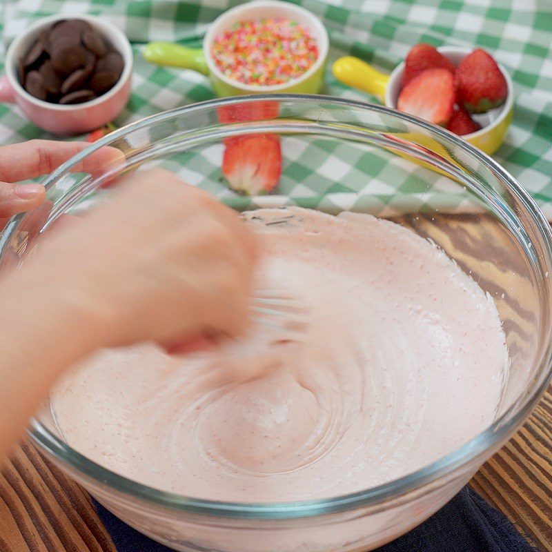 Step 3 Mix the strawberry cream mixture Strawberry milk popsicle