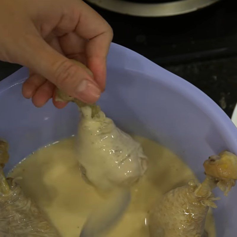 Step 5 Fry the chicken Fried chicken with sesame and herbs
